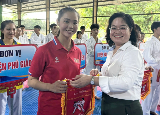 Sôi động Giải Vô địch Karate tỉnh Bình Dương năm 2024 - Ảnh 2.